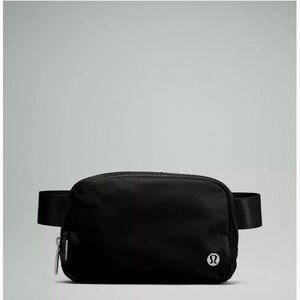 Lululemon Everywhere belt bag 1L